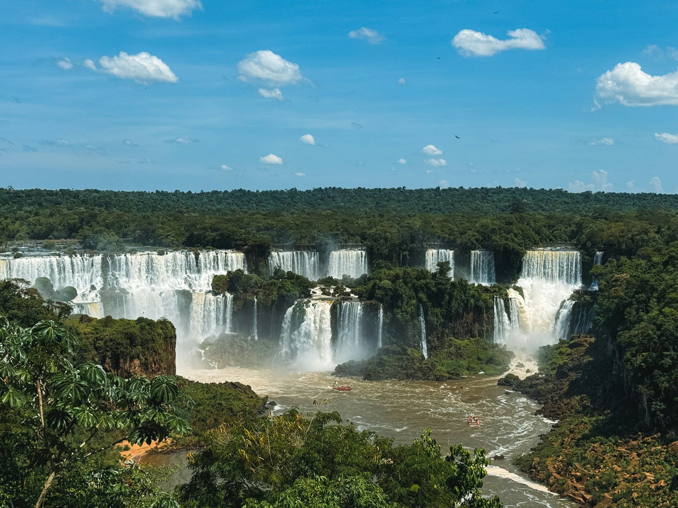 Vista das Cataratas do Iguaçu cercadas pela mata