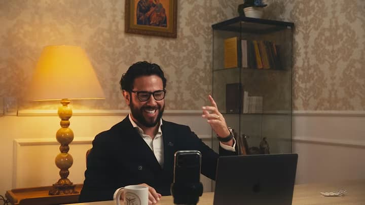 Empresário sorrindo durante uma conversa por vídeo
