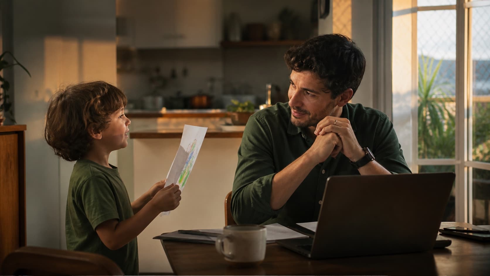 Pai interrompe o trabalho para ouvir o filho em casa